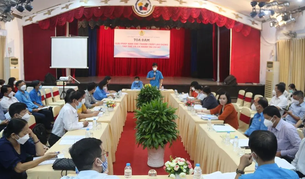 Gần 100 đại biểu tham gia buổi tọa đàm. Ảnh: THẢO PHƯƠNG