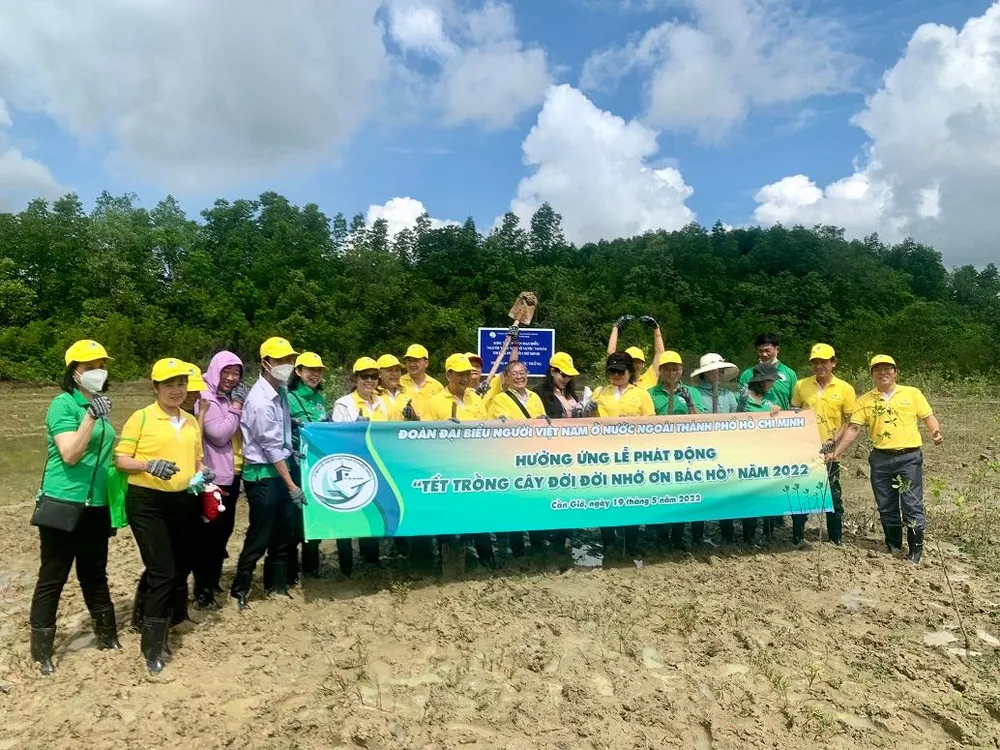 Hưởng ứng lễ phát động “Tết trồng cây đời đời nhớ ơn Bác Hồ”. Ảnh: NVCC