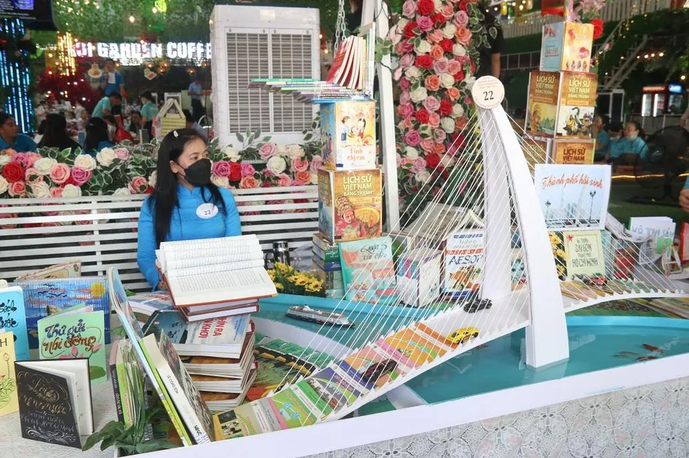 Mỗi đội dự thi gồm ba thành viên thực hiện xếp một mô hình nghệ thuật bằng sách trong thời gian 60 phút. Ảnh: THẢO PHƯƠNG