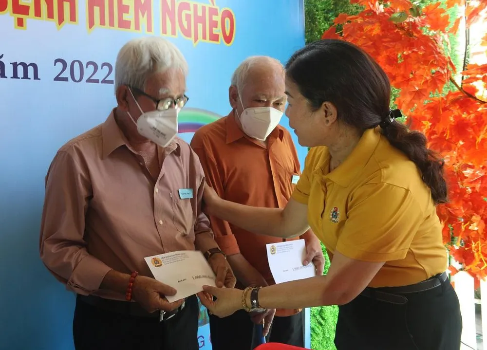 Bà Bích Hạnh trao quà chăm lo cho công nhân bị tai nạn lao động đang hưởng chế độ tại quận 5. Ảnh: THẢO PHƯƠNG