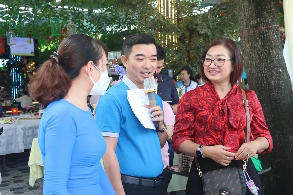 Ban giám khảo đi chấm điểm bàn trưng bày sách của từng đội thi. Ảnh: THẢO PHƯƠNG