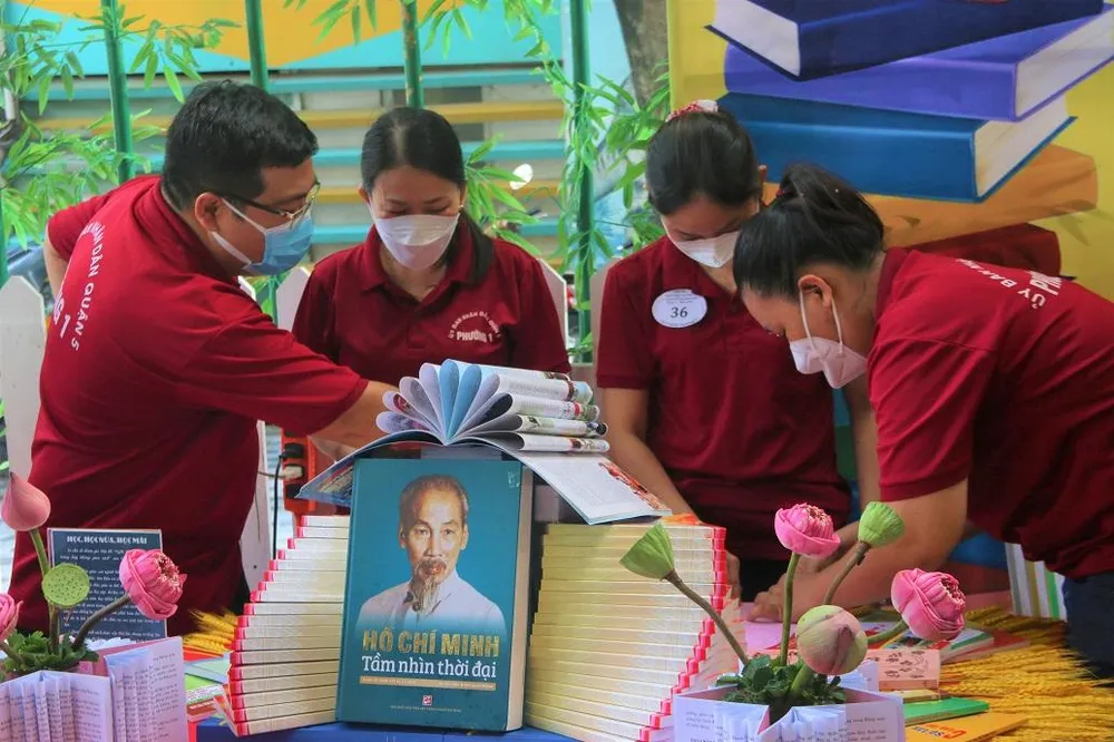 Chị Nguyễn Thị Kim Phụng chia sẻ đội chị chuẩn bị phần thi trong ba ngày. Ảnh: THẢO PHƯƠNG