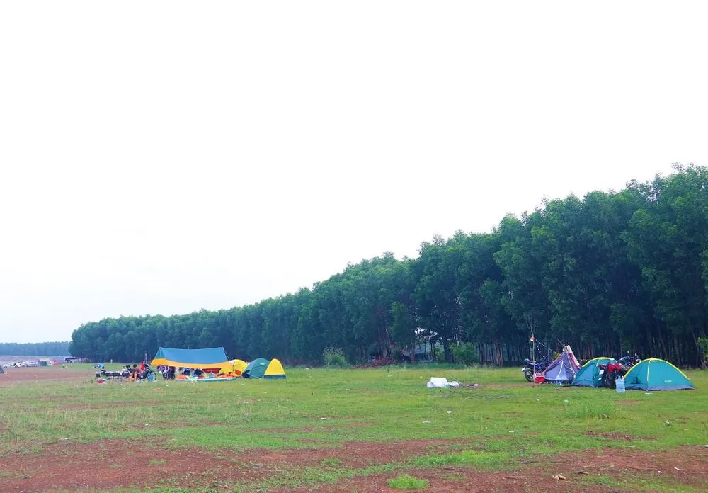 Vui chơi nhưng vẫn có ý thức bảo vệ môi trường. Ảnh: THẢO PHƯƠNG Vui chơi nhưng vẫn có ý thức bảo vệ môi trường. Ảnh: THẢO PHƯƠNG