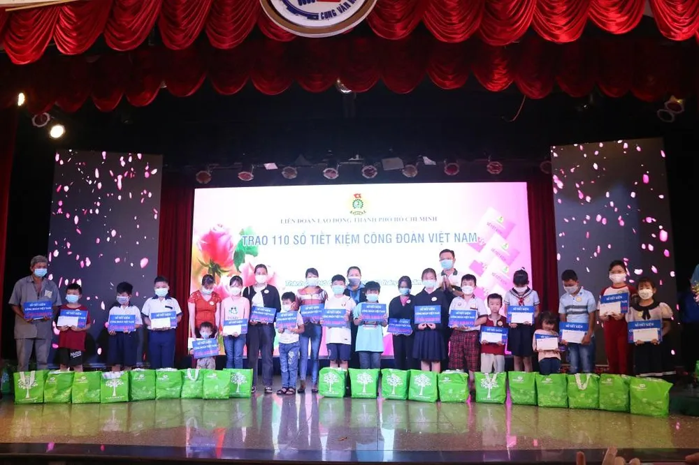 Trao Sổ tiết kiệm đợt 1 cho 110 cháu có cha hoặc mẹ mất với số tiền 10 triệu đồng/sổ/cháu. Ảnh: THẢO PHƯƠNG