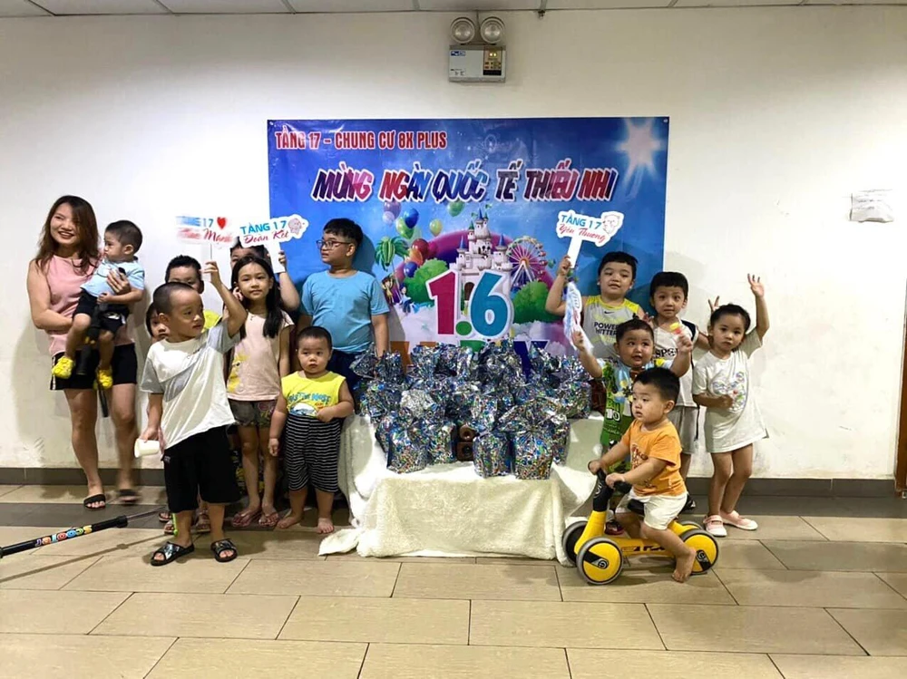 Các mẹ tại chung cư 8X Plus tổ chức lễ thiếu nhi cho các con. Ảnh: NVCC