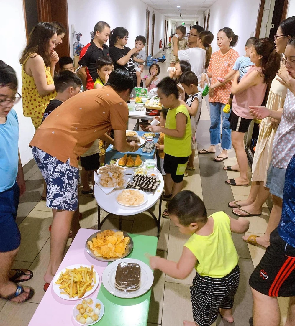 Các bé quây quần ăn uống tại chung cư. Ảnh: NVCC