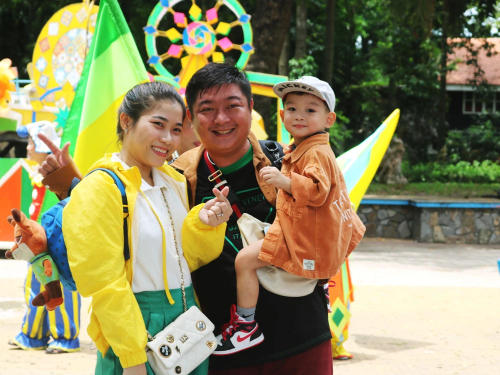 Chị Trần Mai Anh cùng chồng xin nghỉ làm để dắt con đi chơi lễ. Ảnh: TÚ NGÂN Chị Trần Mai Anh cùng chồng xin nghỉ làm để dắt con đi chơi lễ. Ảnh: TÚ NGÂN