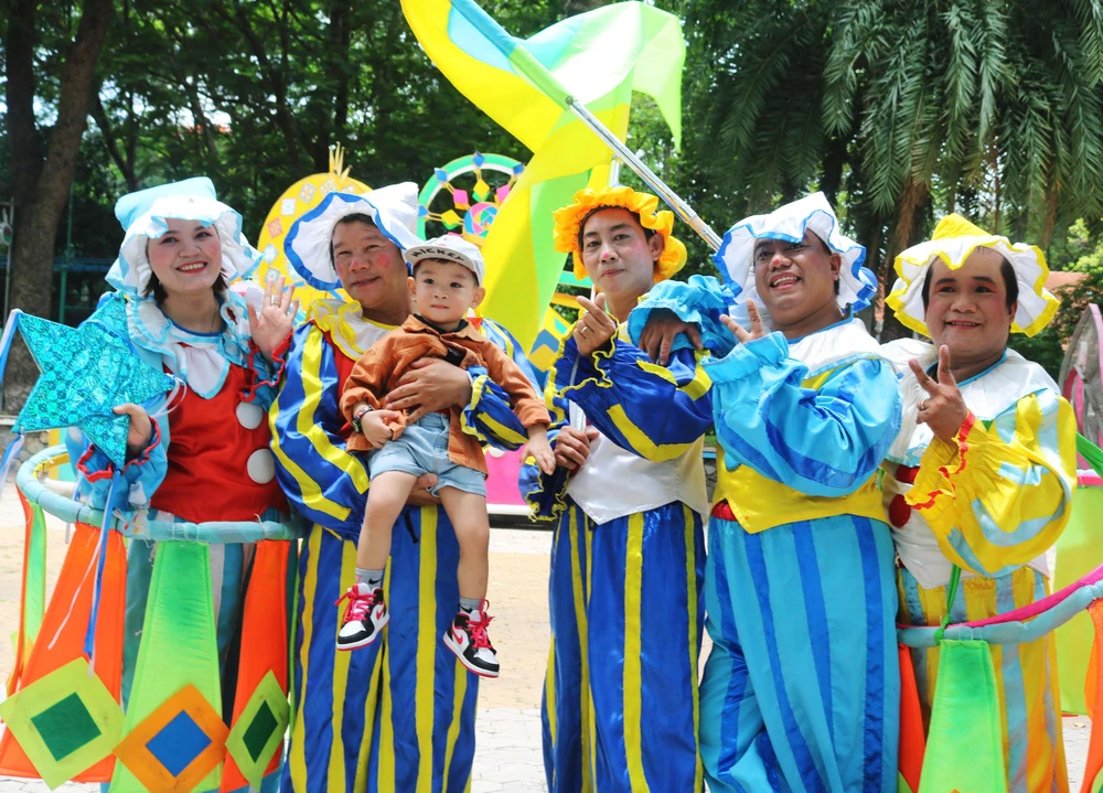 Từ 8 giờ sáng đã có đông đúc phụ huynh dẫn con trẻ đến vui chơi dịp lễ Quốc tế Thiếu nhi. Ảnh: TÚ NGÂN Từ 8 giờ sáng đã có đông đúc phụ huynh dẫn con trẻ đến vui chơi dịp lễ Quốc tế Thiếu nhi. Ảnh: TÚ NGÂN