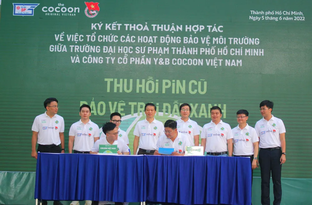 BGH nhà trường cùng công ty Y&amp;B ký kết thỏa thuận hợp tác bảo vệ môi trường. Ảnh: THẢO PHƯƠNG