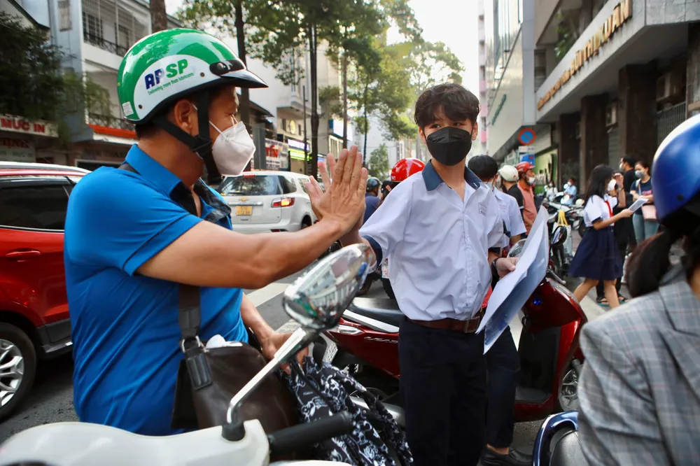 Phụ huynh chở con đến điểm thi THPT Bùi Thị Xuân.