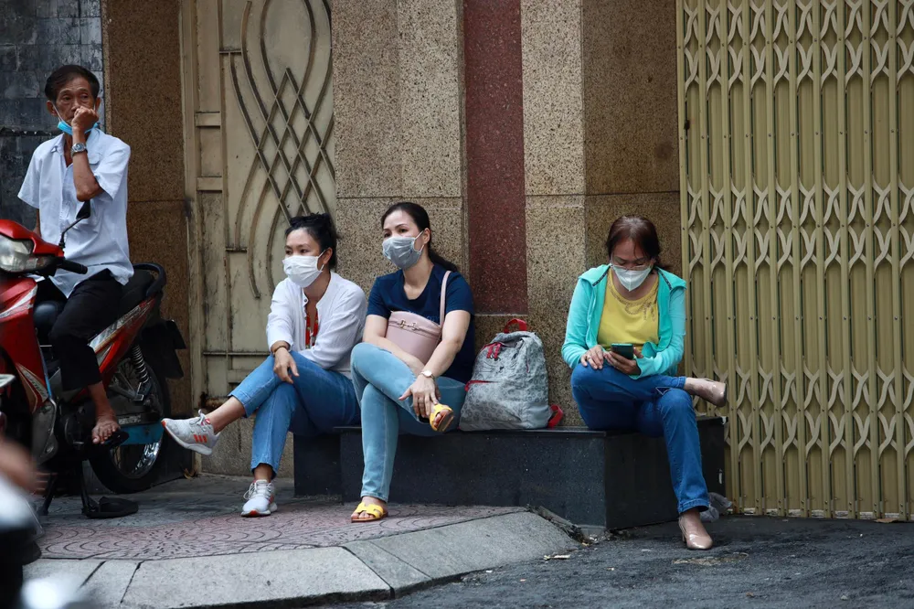 Con chị Hà thi chuyên toán trường THPT Nguyễn Thượng Hiền. Chị ngồi quán nước gần trường để chờ con thi xong, chị sợ về rồi quay lại không kịp.