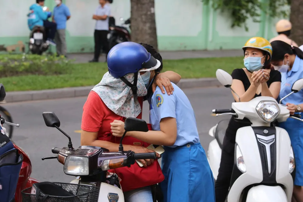 Ôm động viên trước khi con vào thi.