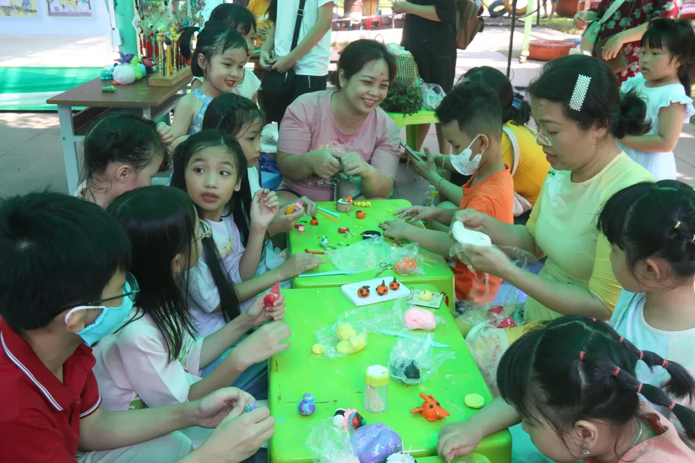 Nhiều hoạt động cho trẻ vui chơi và thỏa sức sáng tạo. Ảnh: THẢO PHƯƠNG Nhiều hoạt động cho trẻ vui chơi và thỏa sức sáng tạo. Ảnh: THẢO PHƯƠNG