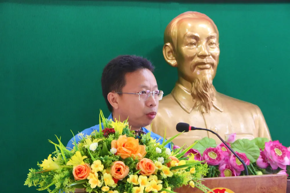 Ông Nguyễn Thành Đô ghi nhận các ý kiến vướng mắc của đại diện Liên đoàn Lao động các quận. Ảnh: THẢO PHƯƠNG