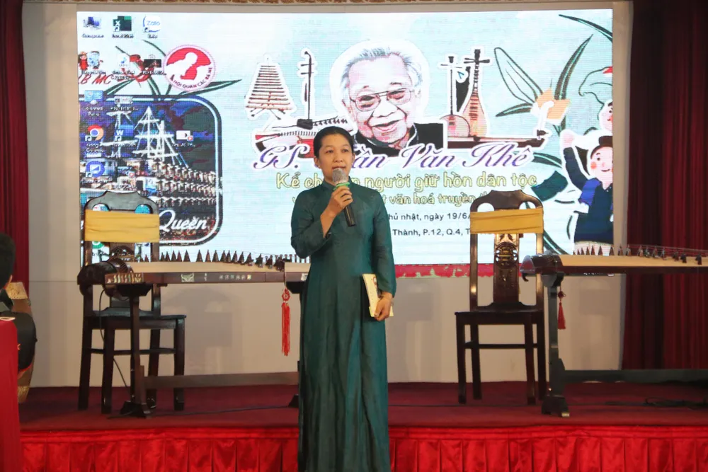 Chị Nguyễn Thị Thanh Thúy chia sẻ kỷ niệm về giáo sư Trần Văn Khê. Ảnh: THẢO PHƯƠNG Chị Nguyễn Thị Thanh Thúy chia sẻ kỷ niệm về giáo sư Trần Văn Khê. Ảnh: THẢO PHƯƠNG