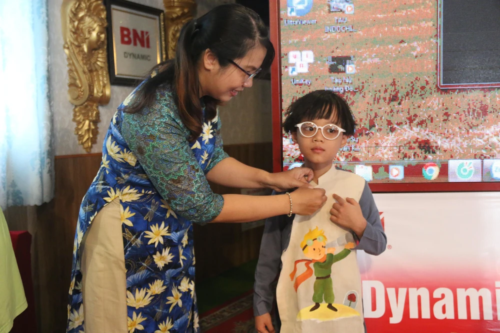 Các em bé đều được mặc áo dài để tham gia chương trình. Ảnh: THẢO PHƯƠNG Các em bé đều được mặc áo dài để tham gia chương trình. Ảnh: THẢO PHƯƠNG