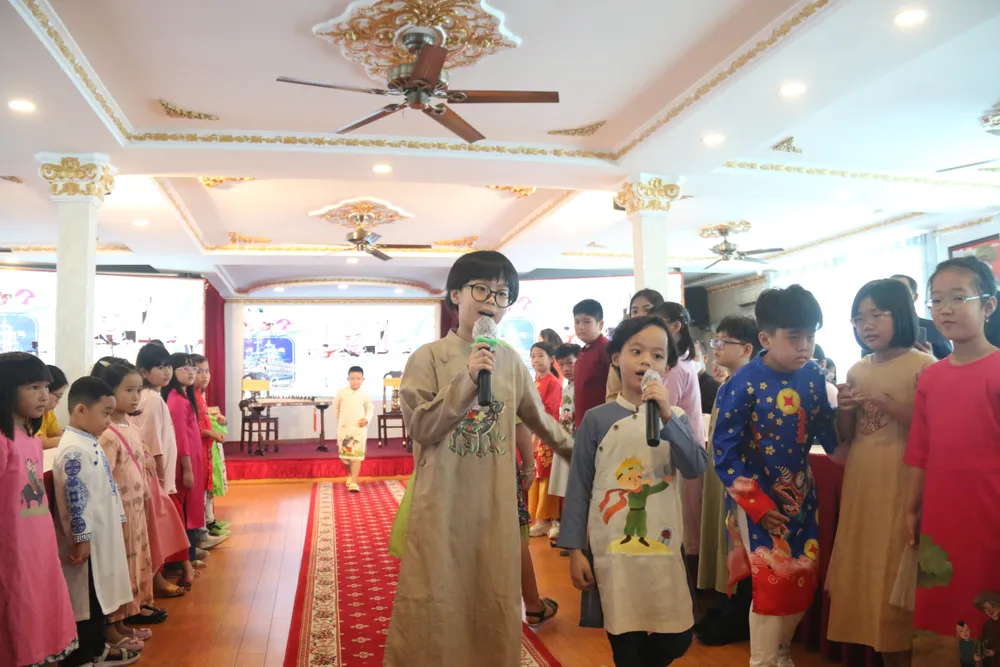 Nguyễn Đăng Khôi cùng em trai trình diễn áo dài và hát trên nền nhạc dân tộc. Ảnh: THẢO PHƯƠNG Nguyễn Đăng Khôi cùng em trai trình diễn áo dài và hát trên nền nhạc dân tộc. Ảnh: THẢO PHƯƠNG