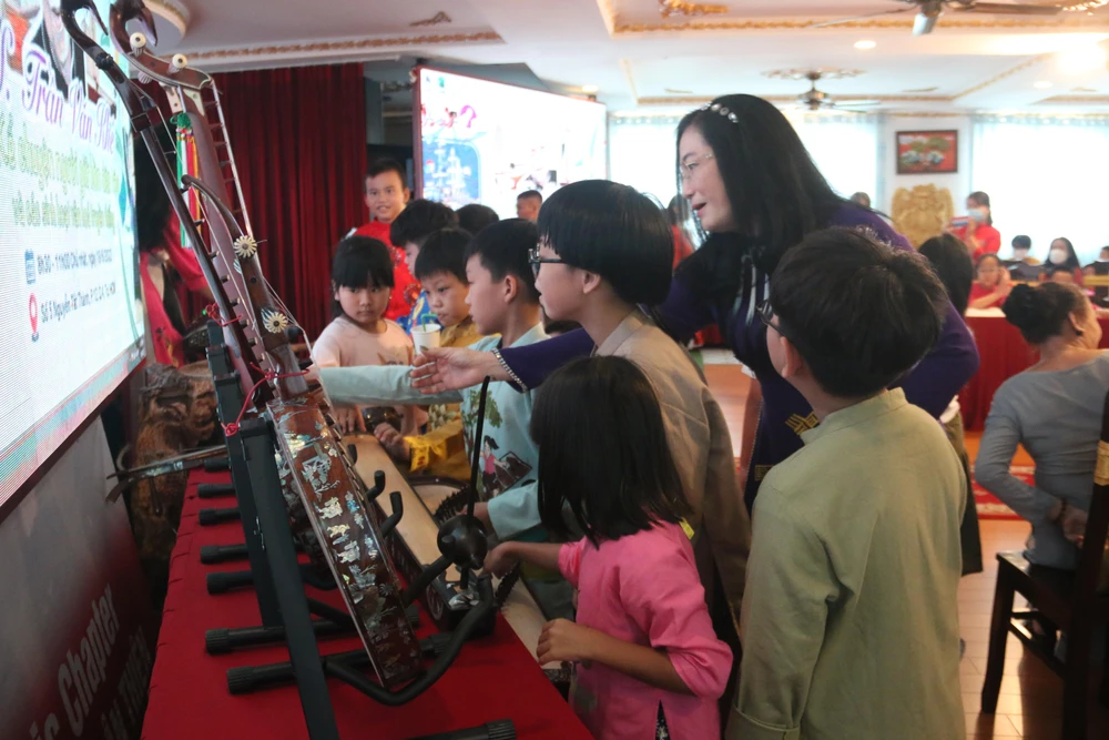 Các trẻ em sẽ được tìm hiểu về một số loại nhạc cụ dân tộc như trống cơm, đàn kìm, đàn tranh, sáo trúc... Ảnh: THẢO PHƯƠNG Các trẻ em sẽ được tìm hiểu về một số loại nhạc cụ dân tộc như trống cơm, đàn kìm, đàn tranh, sáo trúc... Ảnh: THẢO PHƯƠNG