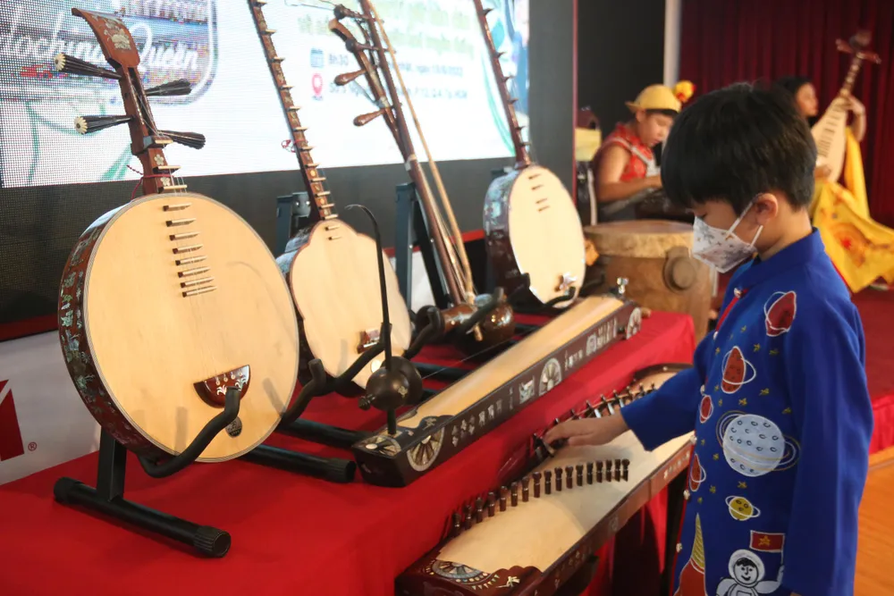 Theo chị Quỳnh, cho con tiếp cận với nhạc cụ dân tộc là cách để gìn giữ những di sản và giá trị văn hóa. Ảnh: THẢO PHƯƠNG Theo chị Quỳnh, cho con tiếp cận với nhạc cụ dân tộc là cách để gìn giữ những di sản và giá trị văn hóa. Ảnh: THẢO PHƯƠNG