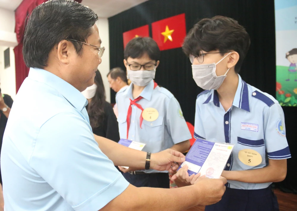 Ông Thinh mong những người bảo trợ sẽ giữ gìn sổ tiết kiệm để lo cho các cháu. Ảnh: THẢO PHƯƠNG