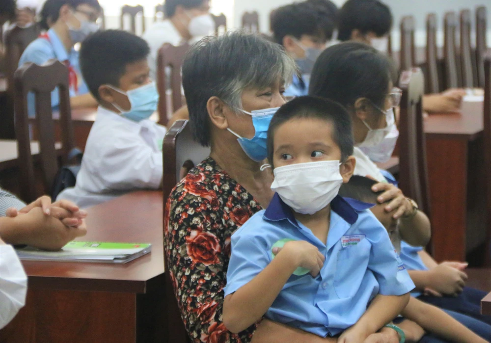 “Tôi mừng lắm, vì giờ già yếu rồi đâu có làm ra tiền để nuôi cháu". Ảnh: THẢO PHƯƠNG