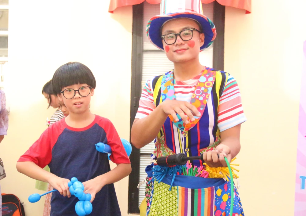 Trẻ em tham gia các hoạt động vui chơi tại chương trình. Ảnh: THẢO PHƯƠNG