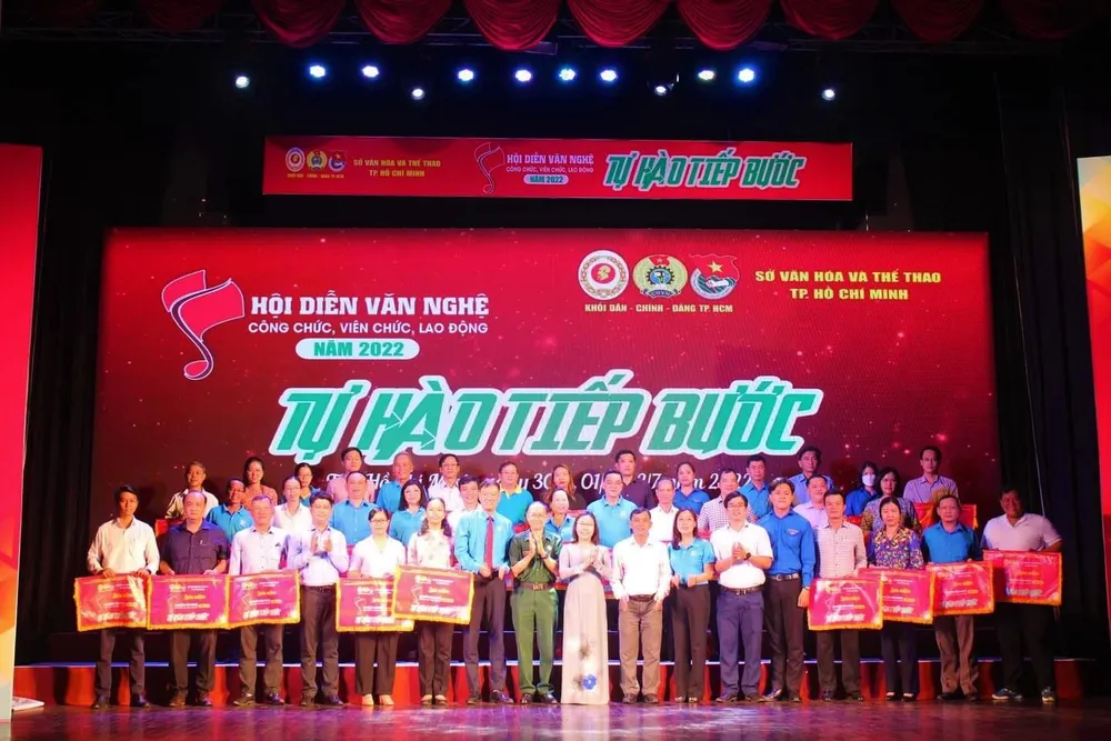 Đại diện các đơn vị nhận cờ lưu niệm. Ảnh: BTC Đại diện các đơn vị nhận cờ lưu niệm. Ảnh: BTC