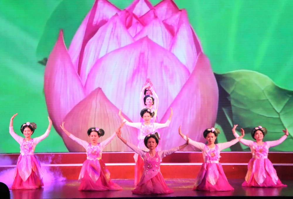 Tiết mục múa của Viện Nghiên cứu Phát triển TP.HCM. Ảnh: THẢO PHƯƠNG Tiết mục múa của Viện Nghiên cứu Phát triển TP.HCM. Ảnh: THẢO PHƯƠNG