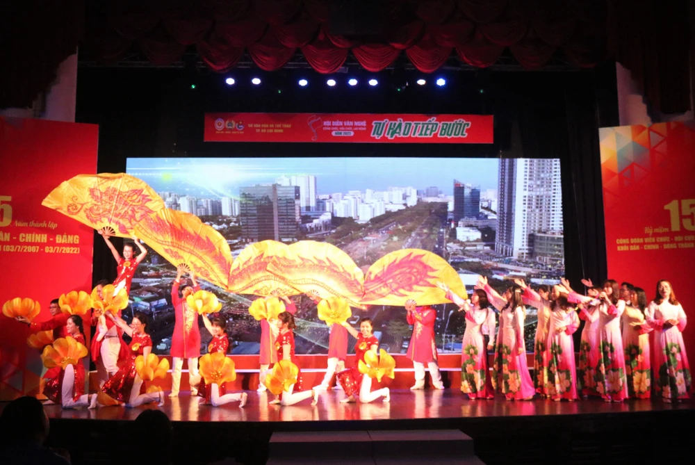 Tiết mục biểu diễn của Sở Nội vụ TP.HCM. Ảnh: THẢO PHƯƠNG Tiết mục biểu diễn của Sở Nội vụ TP.HCM. Ảnh: THẢO PHƯƠNG