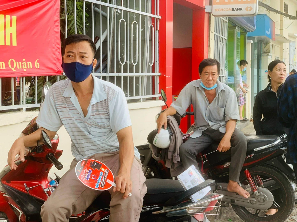 Phụ huynh chờ con thi xong để gặp con hỏi han động viên ngay. Ảnh: THẢO PHƯƠNG