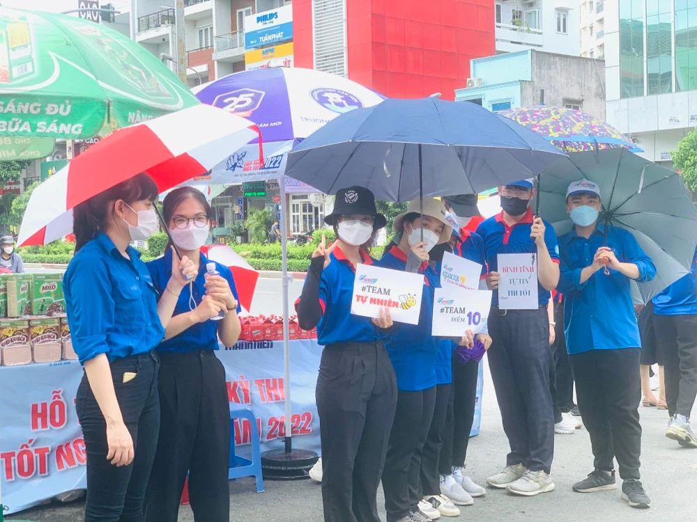 Các TNV đặc biệt chuẩn bị các câu slogan mang ý nghĩa cổ vũ, tiếp sức cho sĩ tử thi tốt. Ảnh: THẢO PHƯƠNG