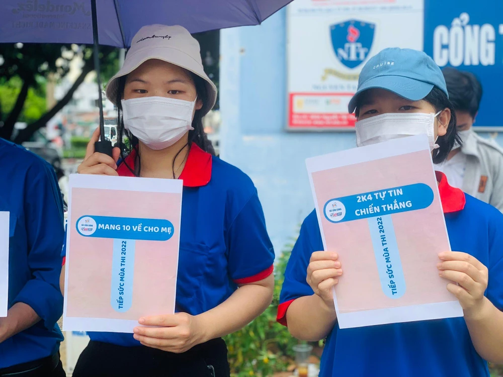"Hy vọng các sĩ tử luôn bình tĩnh, tự tin, tin vào chính mình và làm bài hết sức". Ảnh: THẢO PHƯƠNG