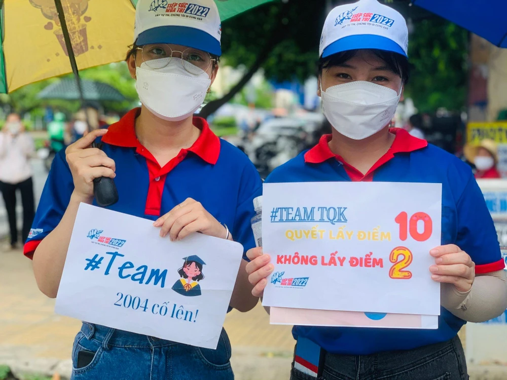 Các TNV đăng ký chiến dịch tiếp sức mùa thi thông qua trang TSMT của TP. Ảnh: THẢO PHƯƠNG