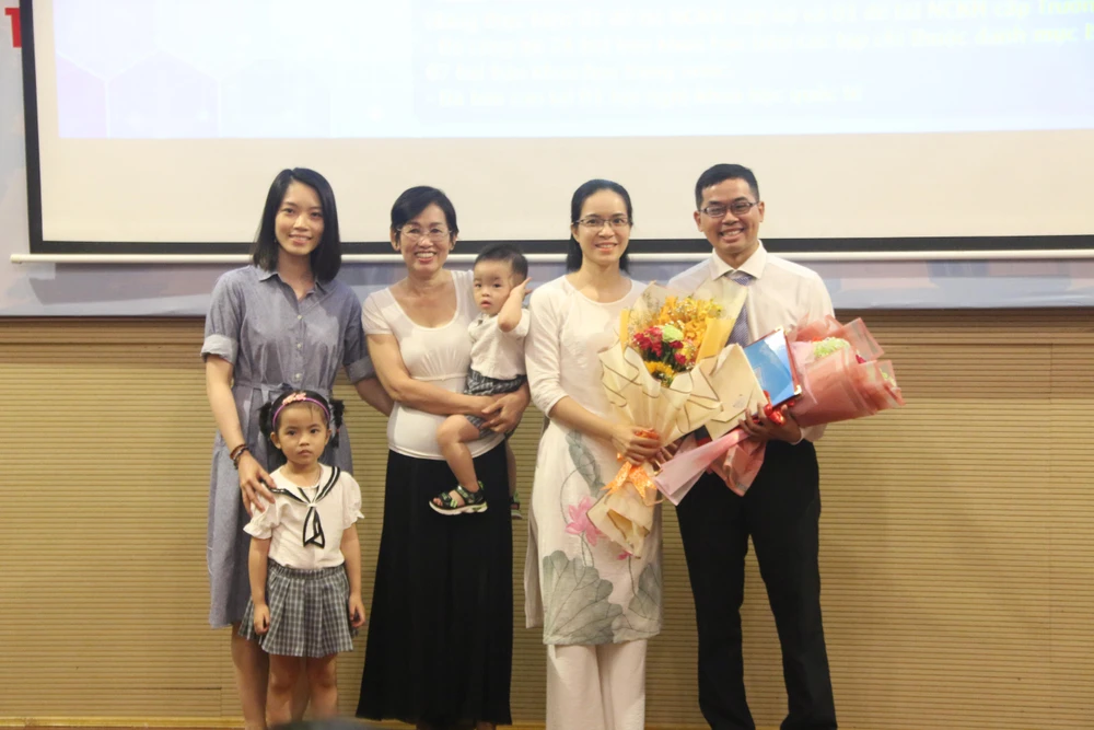 Các thành viên trong gia đình đến chúc mừng tân PGS Nguyễn Thành Nhân. Ảnh: THẢO PHƯƠNG