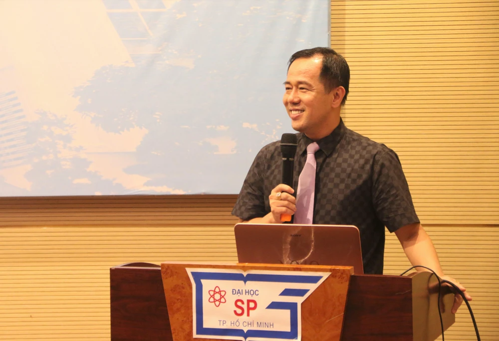 Thầy Huỳnh Văn Sơn nêu vai trò của các nhóm nghiên cứu mạnh trong nhà trường. Ảnh: THẢO PHƯƠNG