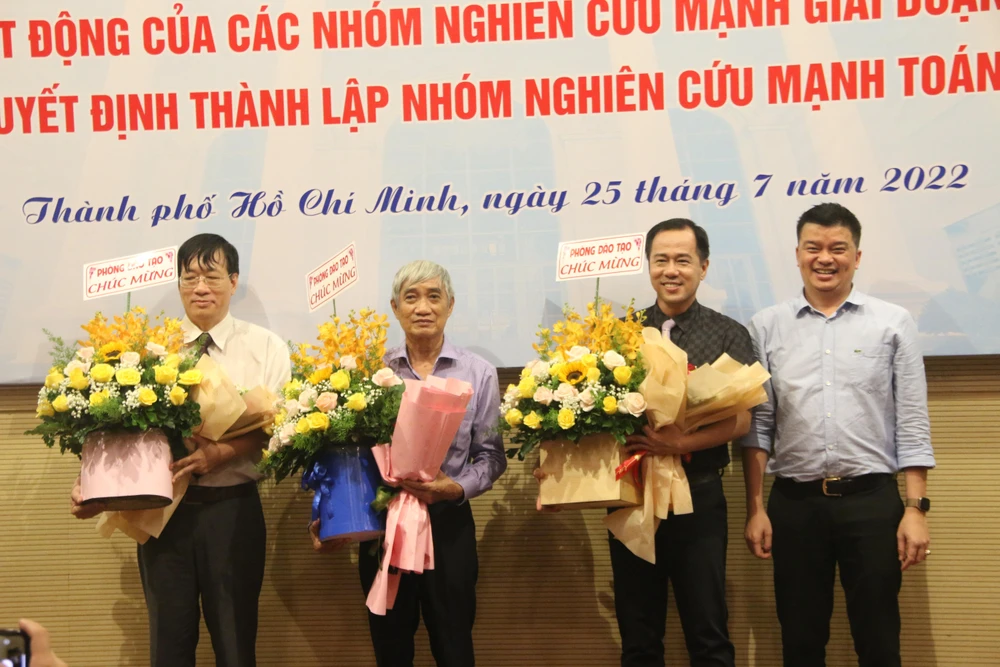 Tặng hoa cho các trưởng nhóm nghiên cứu mạnh của trường. Ảnh: THẢO PHƯƠNG