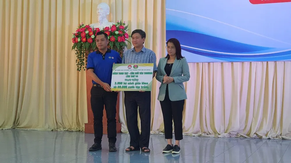 Trao tặng hơn 6.000 bộ sách giáo khoa, 80.000 quyển tập trắng. Ảnh: BTC