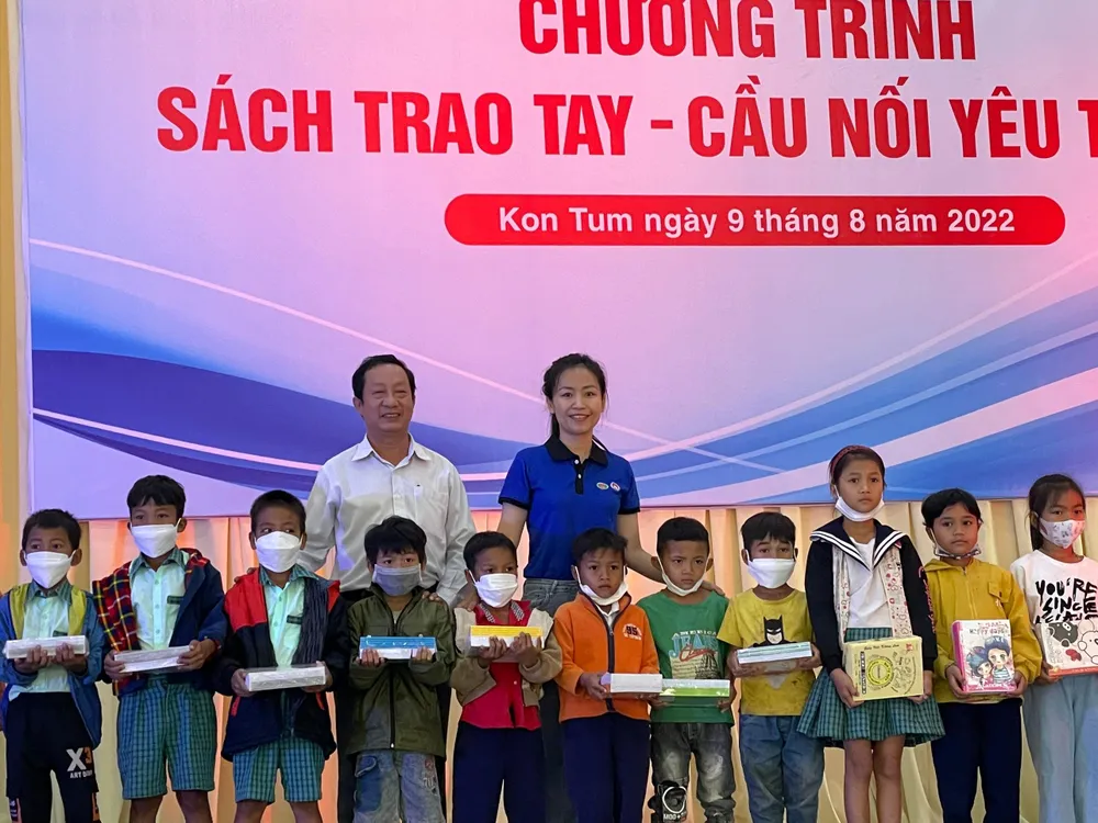 Học sinh thành phố cẩn thận giữ gìn sách để tặng học sinh vùng cao ảnh 3