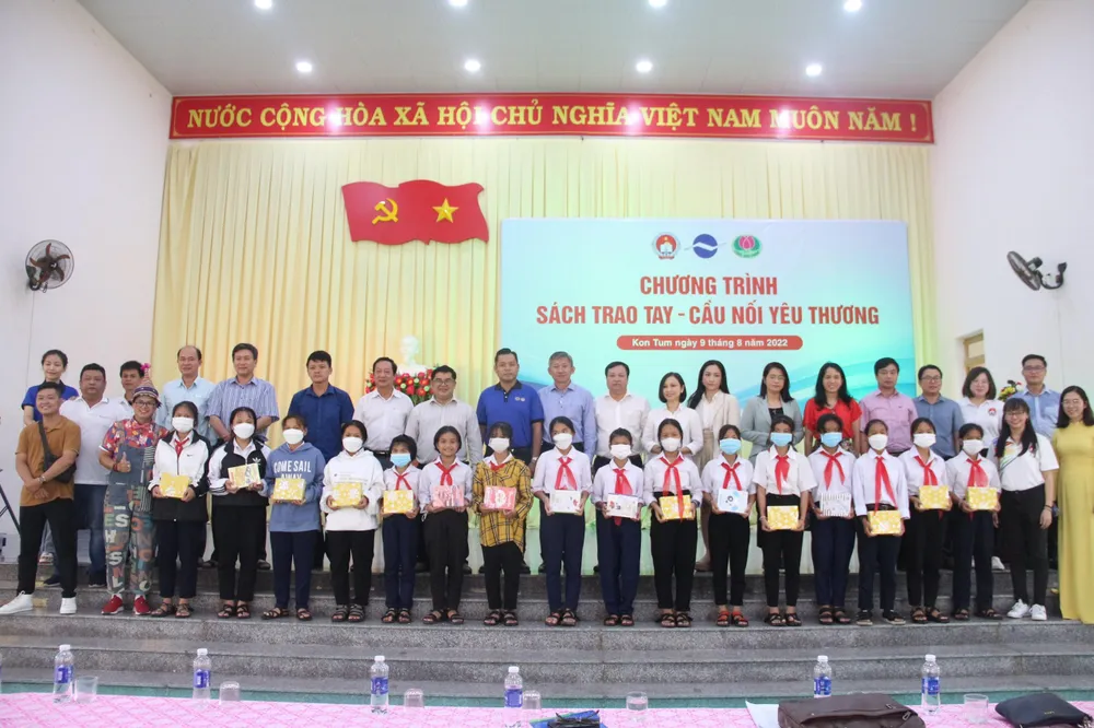 Học sinh thành phố cẩn thận giữ gìn sách để tặng học sinh vùng cao ảnh 1