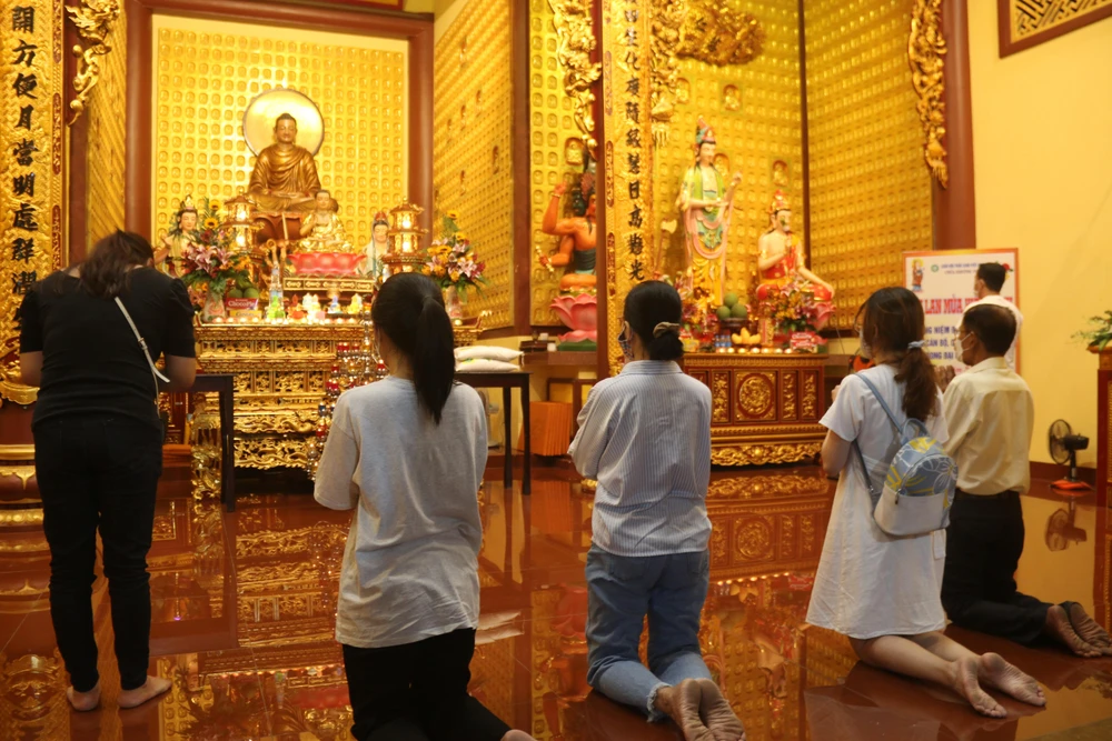 Mùa Vu Lan báo hiếu hằng năm là dịp để nhắc chúng ta nhớ về công ơn của đấng sinh thành. Ảnh: THẢO PHƯƠNG