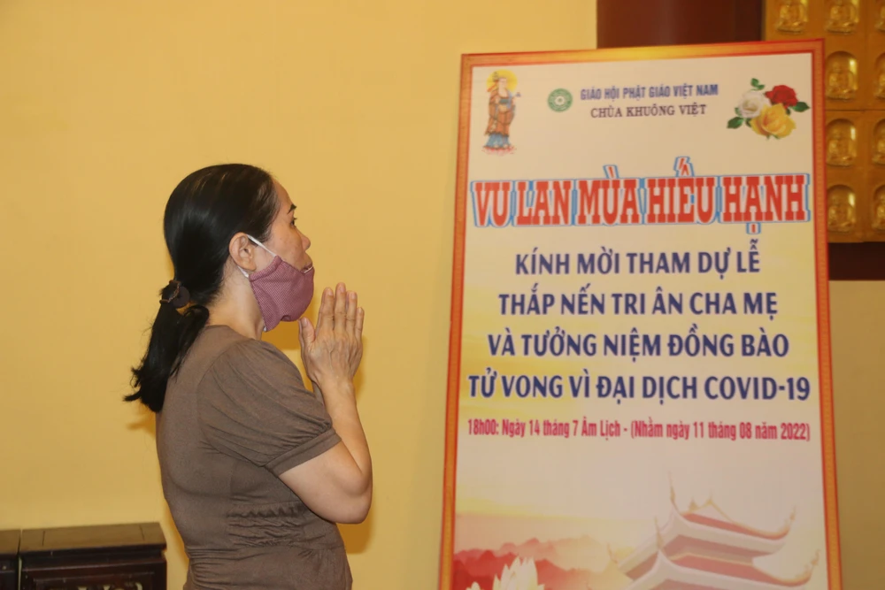 Cô NTKT mỗi rằm tháng 7 đều về chùa Khuông Việt để cầu an. Ảnh: THẢO PHƯƠNG