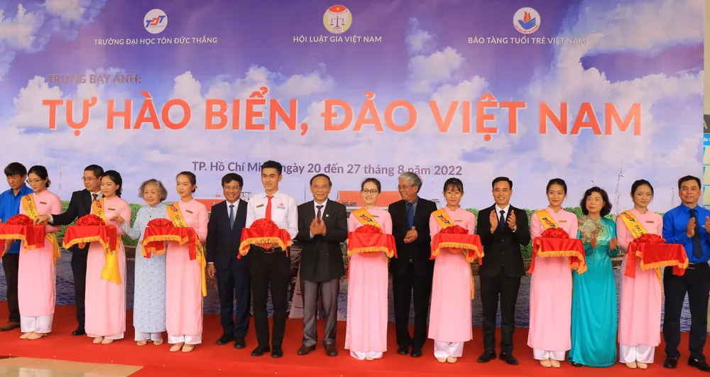 Các đại biểu cắt băng khai mạc tuần lễ trưng bày ảnh. Ảnh VÕ THƠ Các đại biểu cắt băng khai mạc tuần lễ trưng bày ảnh. Ảnh VÕ THƠ