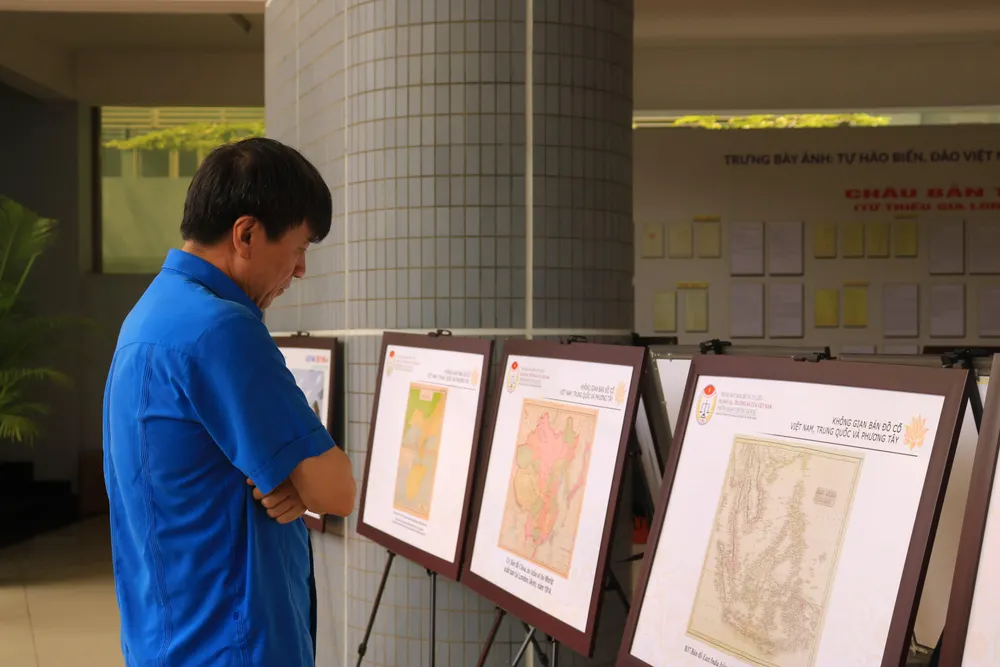 Người tham dự tuần lễ trưng bày ảnh. Ảnh VÕ THƠ Người tham dự tuần lễ trưng bày ảnh. Ảnh VÕ THƠ