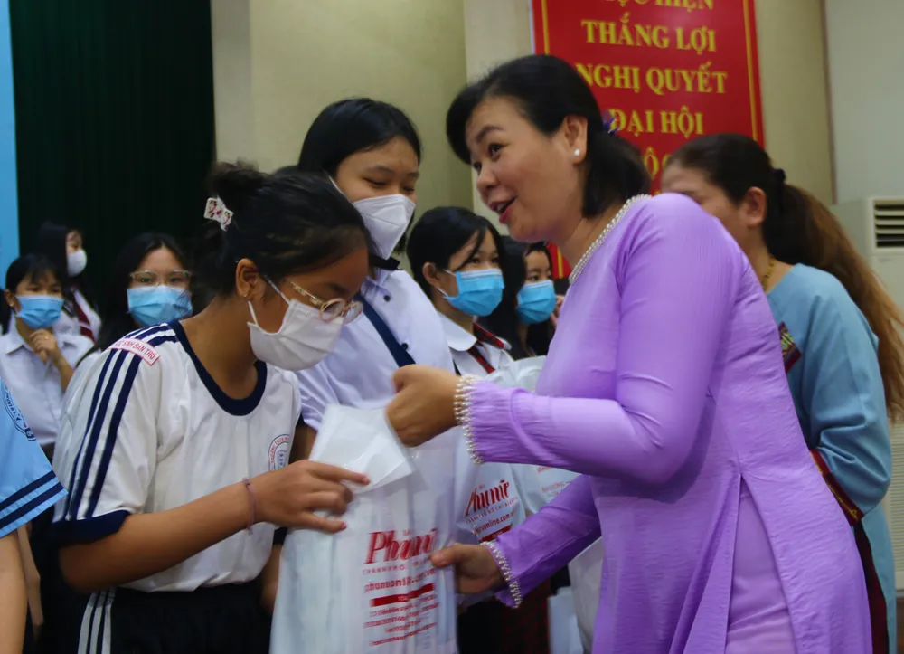 Bà Lý Việt Trung, Tổng biên tập Báo Phụ nữ TP.HCM trao học bổng cho các em học sinh nghèo hiếu học. Ảnh: THẢO PHƯƠNG Bà Lý Việt Trung, Tổng biên tập Báo Phụ nữ TP.HCM trao học bổng cho các em học sinh nghèo hiếu học. Ảnh: THẢO PHƯƠNG