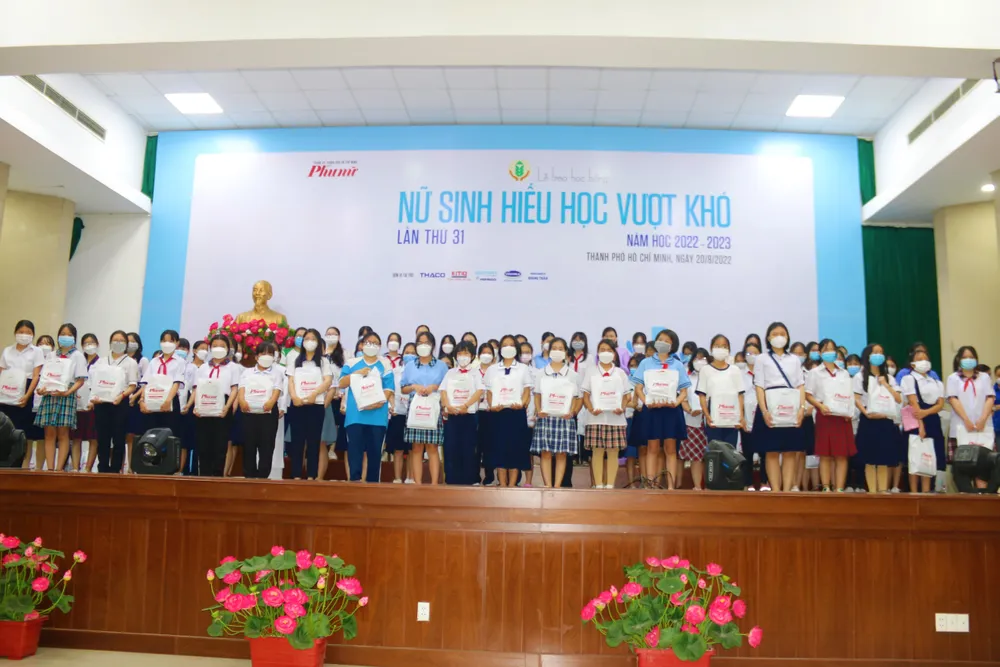 Trao 255 suất học bổng, mỗi suất gồm 2 triệu đồng và một phần quà cho các nữ sinh hiếu học. Ảnh: THẢO PHƯƠNG Trao 255 suất học bổng, mỗi suất gồm 2 triệu đồng và một phần quà cho các nữ sinh hiếu học. Ảnh: THẢO PHƯƠNG