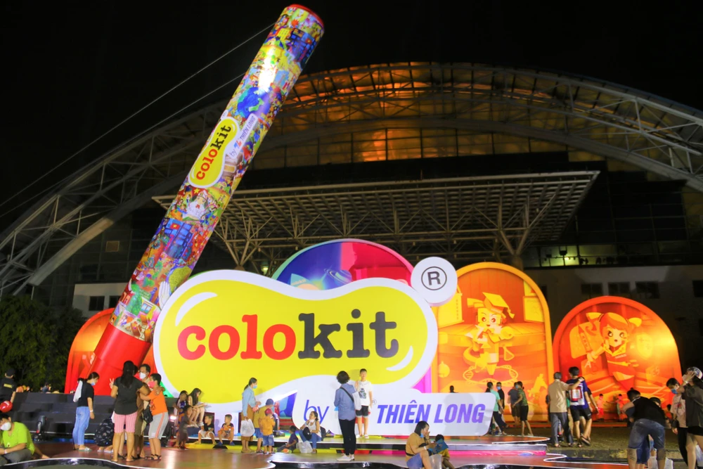 Nhiều hoạt động hấp dẫn tại ngày hội như: Chiêm ngưỡng cây bút sáp Colokit khổng lồ cao 14m; Phiêu lưu trong 6 không gian sắc màu; Tận hưởng không gian rạp phim mái vòm Panorama 360; Chương trình biểu diễn vui nhộn.