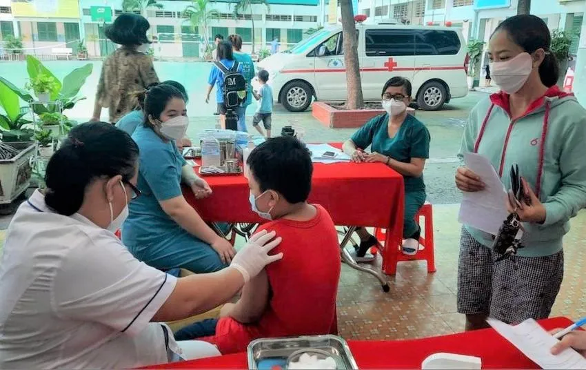 Học sinh quận 11 (TP.HCM) được xe lưu động tới trường tiêm vaccine ngừa COVID-19. Ảnh: TRẦN NGỌC Học sinh quận 11 (TP.HCM) được xe lưu động tới trường tiêm vaccine ngừa COVID-19. Ảnh: TRẦN NGỌC