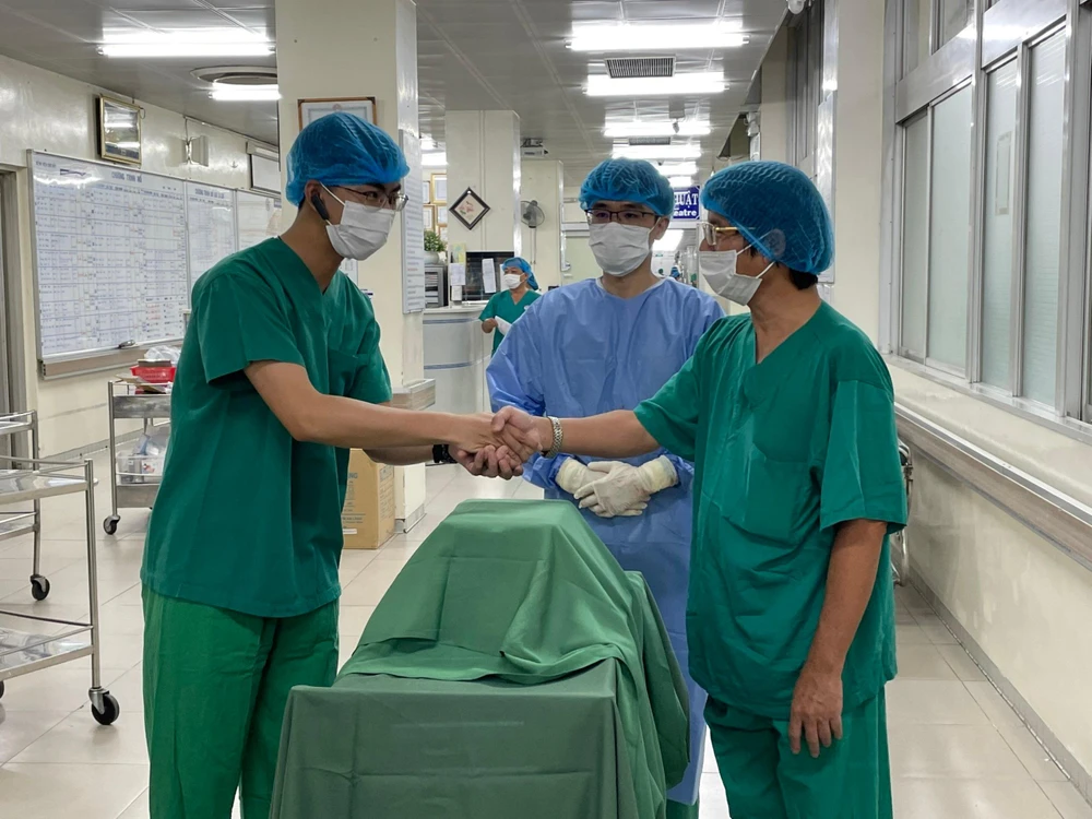 Bác sĩ BV Nhi đồng 2 nhận thận hiến từ BV Chợ Rẫy. Ảnh: BVCC