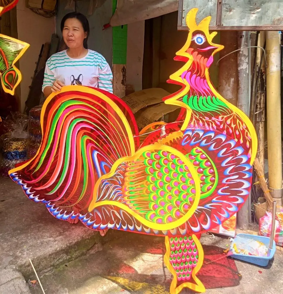 Mô hình lồng đèn khổng lồ xưởng chị Thu làm cho khách đặt. Ảnh: THẢO PHƯƠNG Mô hình lồng đèn khổng lồ xưởng chị Thu làm cho khách đặt. Ảnh: THẢO PHƯƠNG