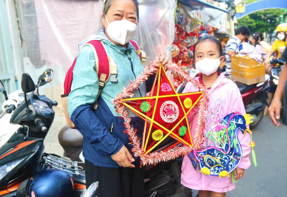 Trẻ em háo hức khi được chơi lồng đèn đủ hình dáng, màu sắc. Ảnh: THẢO PHƯƠNG Trẻ em háo hức khi được chơi lồng đèn đủ hình dáng, màu sắc. Ảnh: THẢO PHƯƠNG